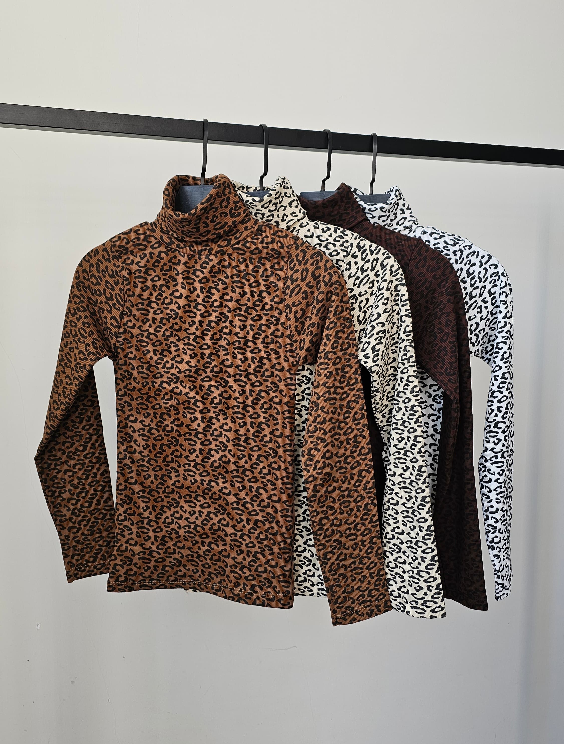 بلوز یقه اسکی پلنگی زنانه  کد ۱۴۱