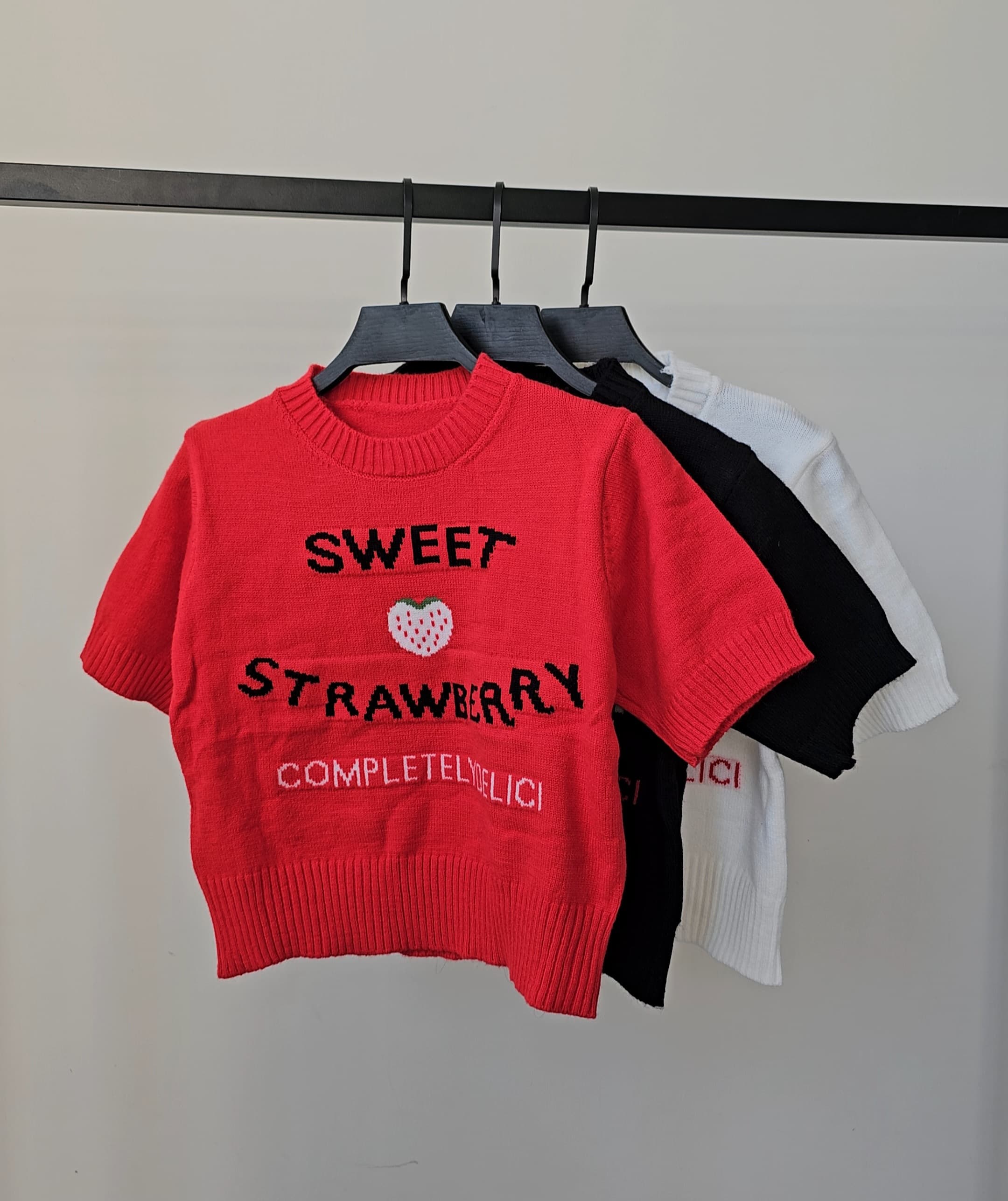 بلوز بافت پینترستی دخترانه مدل توت فرنگی کد ۱۴۹